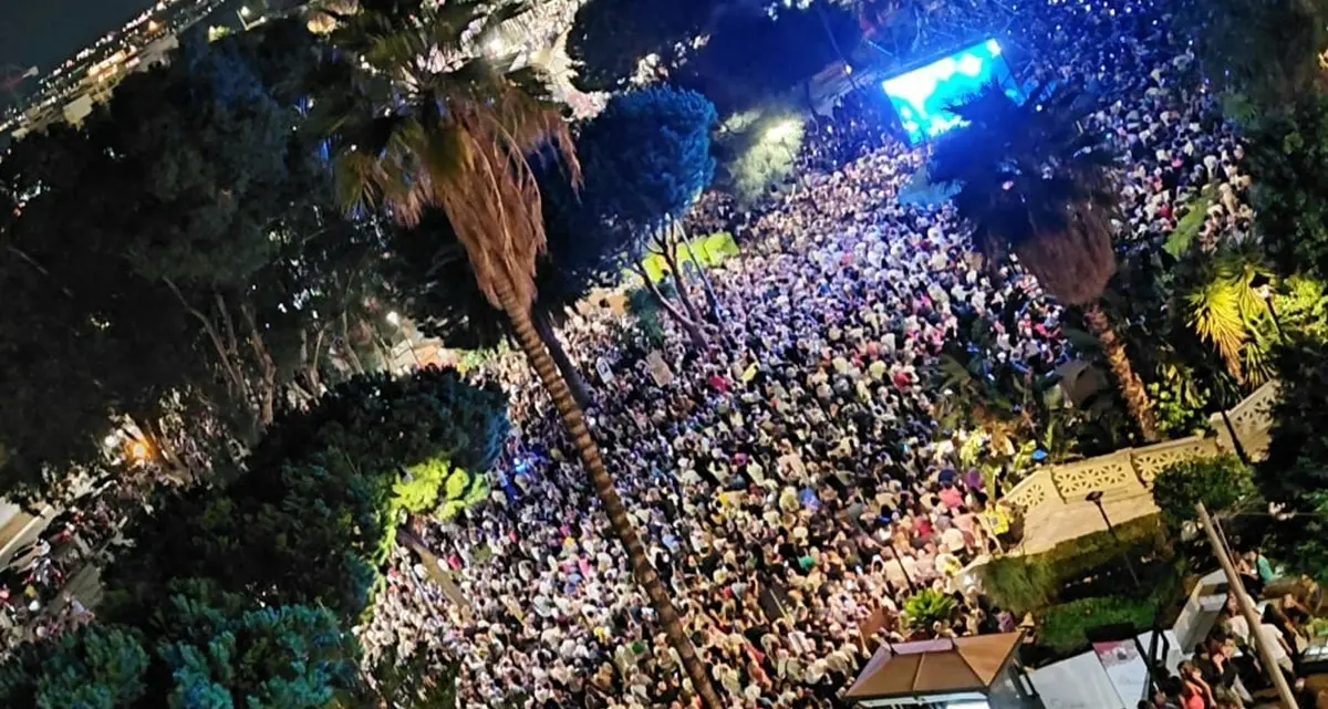 Sal Da Vinci canta per Anthea, l’abbraccio di piazza Indipendenza alla famiglia della giovane\n