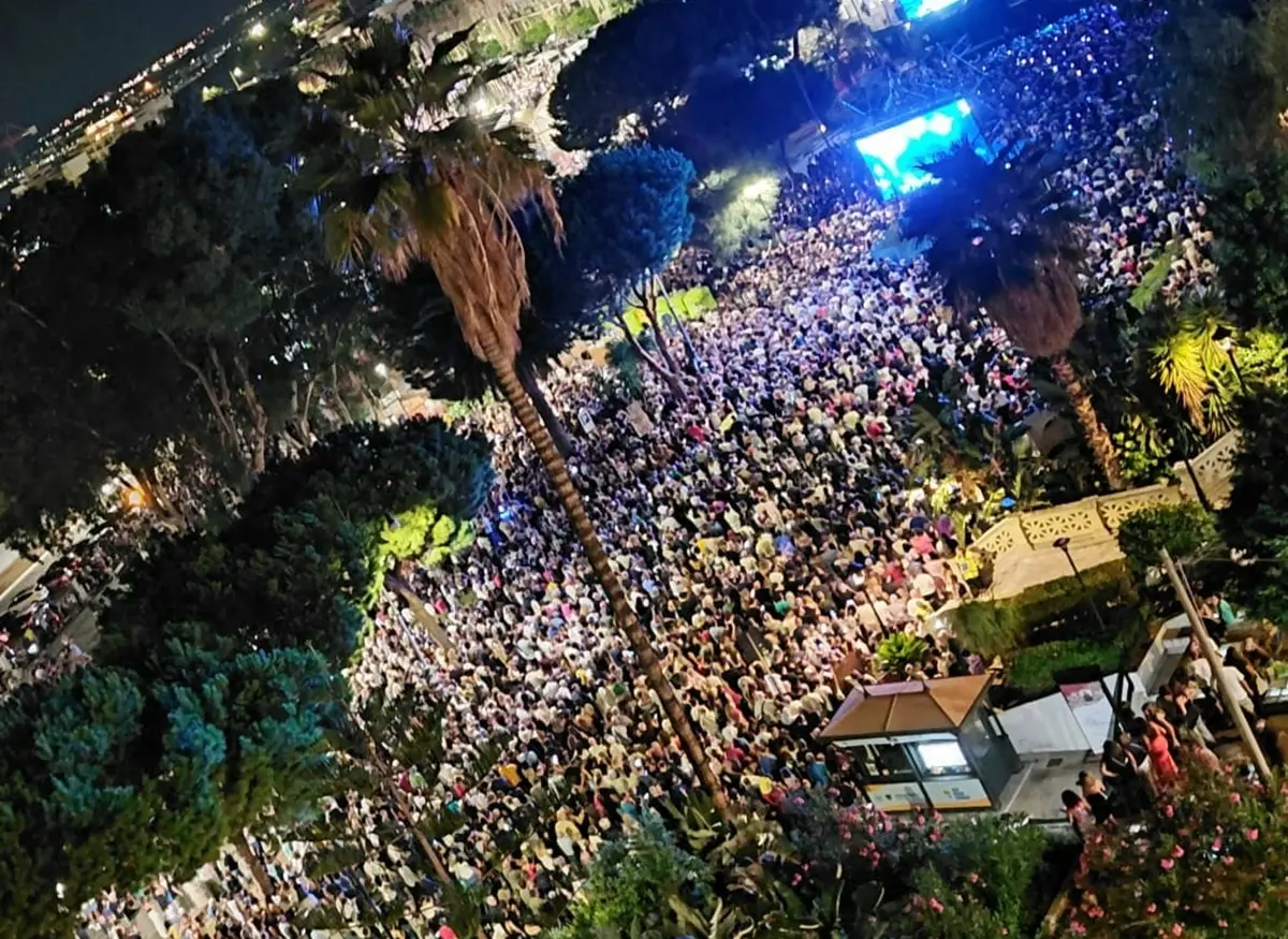 Sal Da Vinci canta per Anthea, l’abbraccio di piazza Indipendenza alla famiglia della giovane\n
