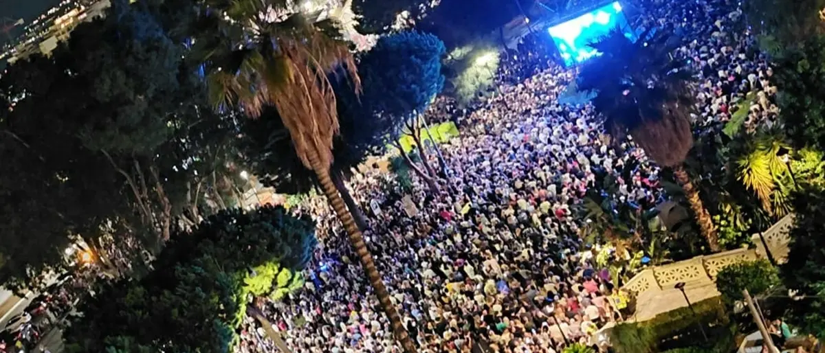 Sal Da Vinci canta per Anthea, l’abbraccio di piazza Indipendenza alla famiglia della giovane\n