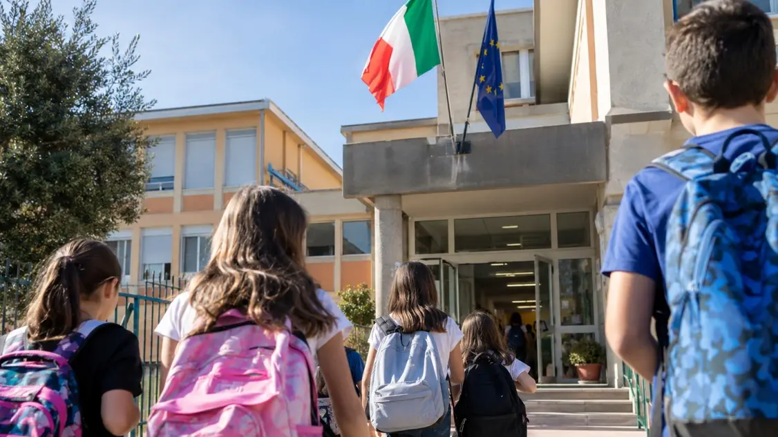 <p>Scuole, in Calabria <span style=\"color:hsl(0, 75%, 60%);\">901 progetti per 823 milioni</span>: interventi a pioggia ma valgono meno della media nazionale. E la manutenzione è scarsa</p>