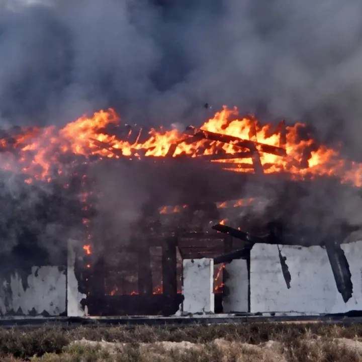 Incendio a Mandatoriccio, distrutto un lido dismesso: dai primi accertamenti prevale l’ipotesi accidentale\n