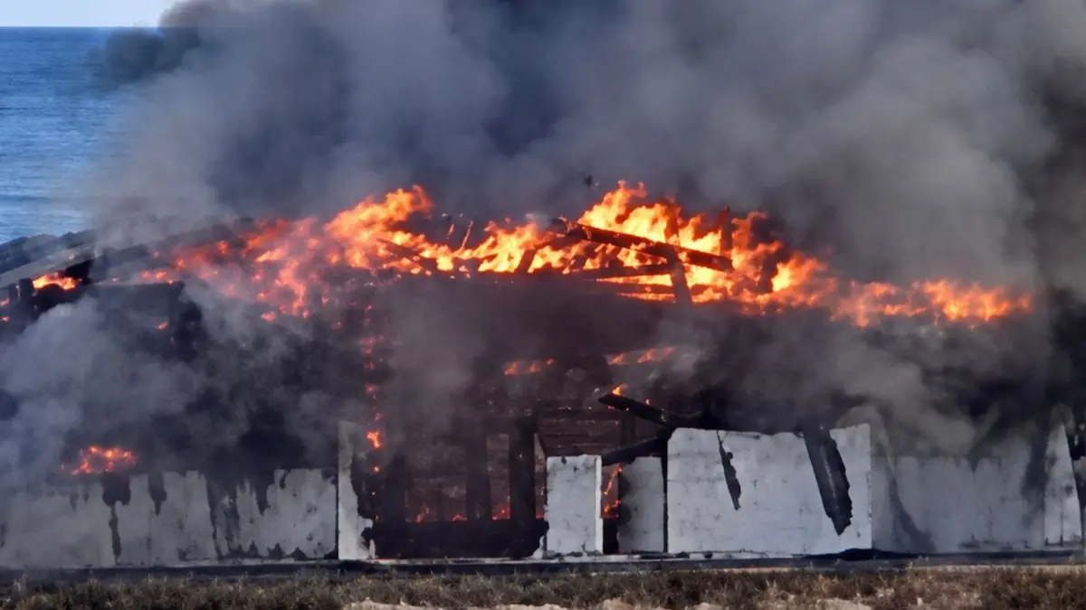 <p>Incendio <span style=\"color:hsl(0, 75%, 60%);\">distrugge un lido</span> dismesso nel Cosentino: dai primi accertamenti prevale l’ipotesi accidentale</p>