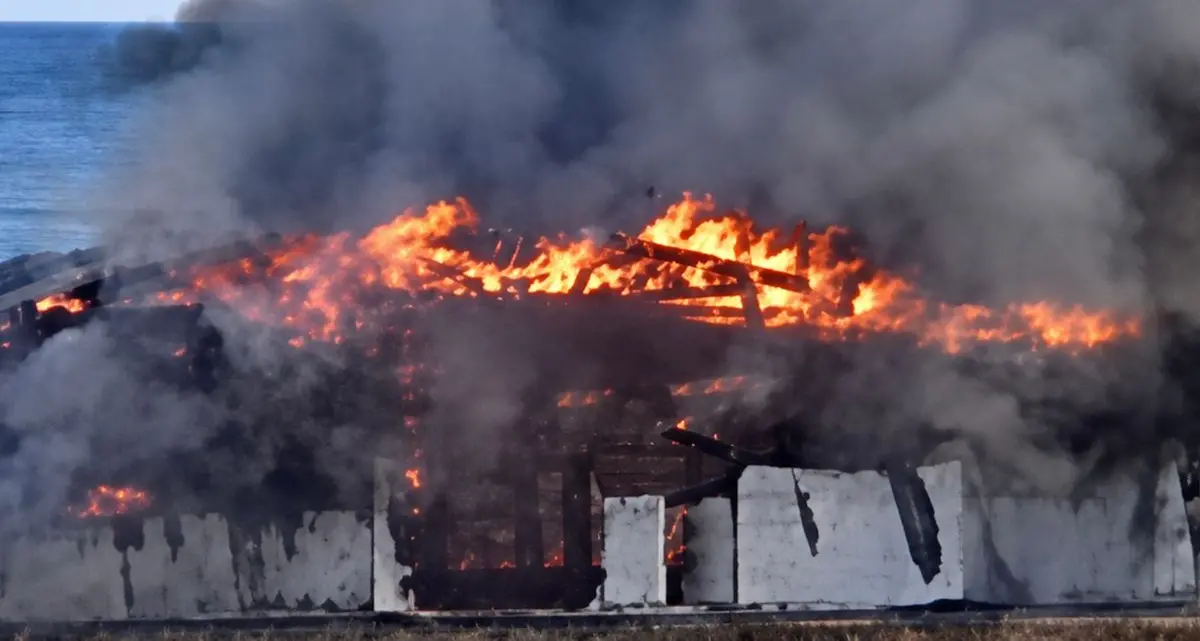 <p>Incendio <span style=\"color:hsl(0, 75%, 60%);\">distrugge un lido</span> dismesso nel Cosentino: dai primi accertamenti prevale l’ipotesi accidentale</p>
