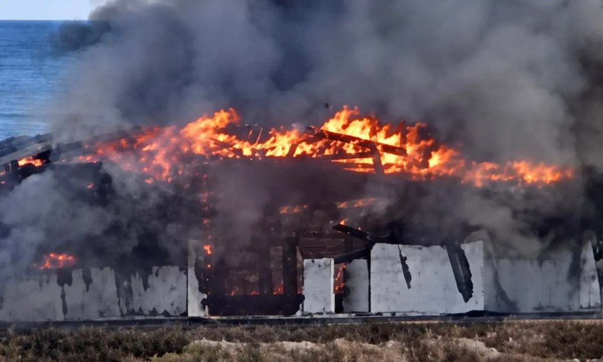 Incendio a Mandatoriccio, distrutto un lido dismesso: dai primi accertamenti prevale l’ipotesi accidentale\n
