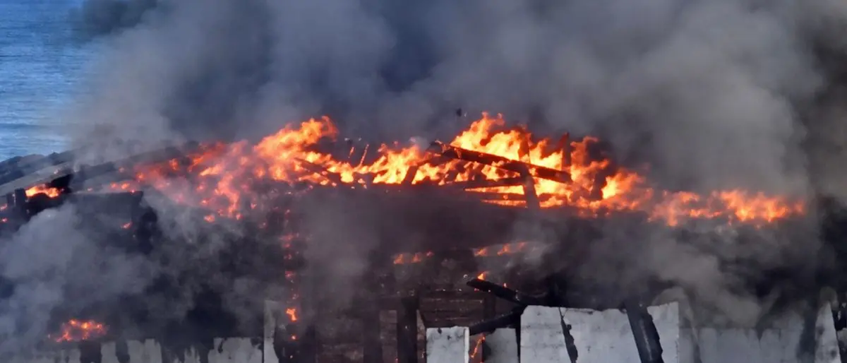 Incendio a Mandatoriccio, distrutto un lido dismesso: dai primi accertamenti prevale l’ipotesi accidentale\n