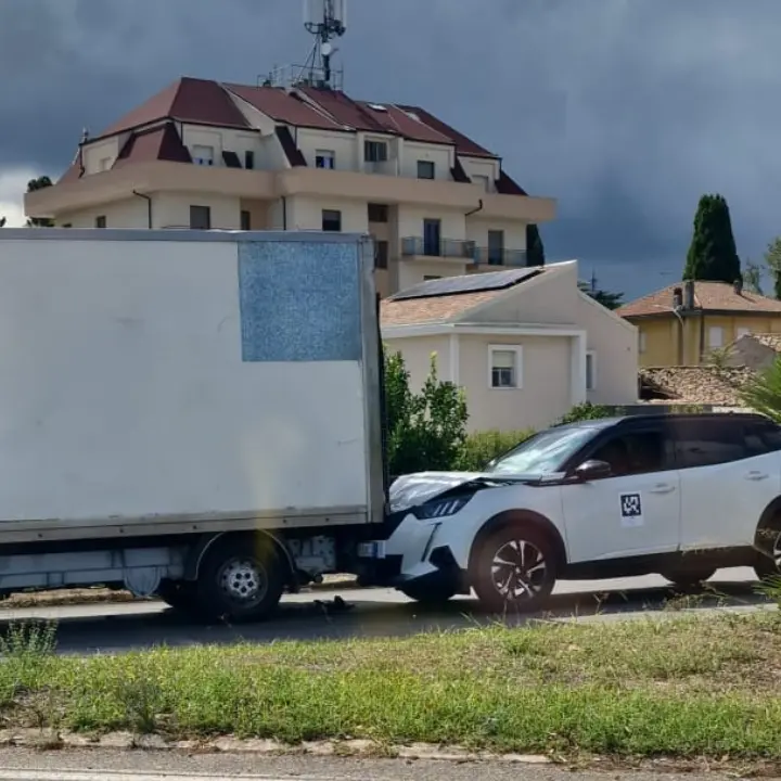 <p>Vibo, violento tamponamento all’ingresso della città: auto finisce contro un furgone, interviene il 118</p>