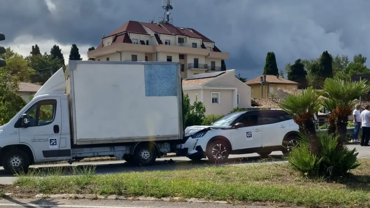 Vibo, violento tamponamento all’ingresso della città: auto finisce contro un furgone, interviene il 118\n