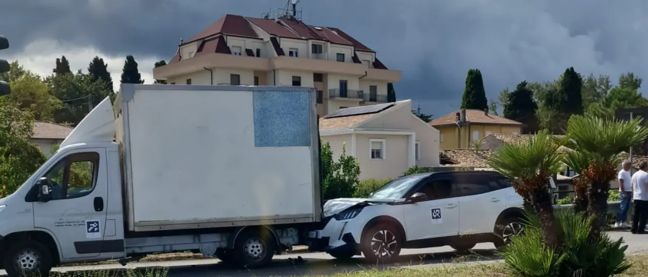Vibo, violento tamponamento all’ingresso della città: auto finisce contro un furgone, interviene il 118\n