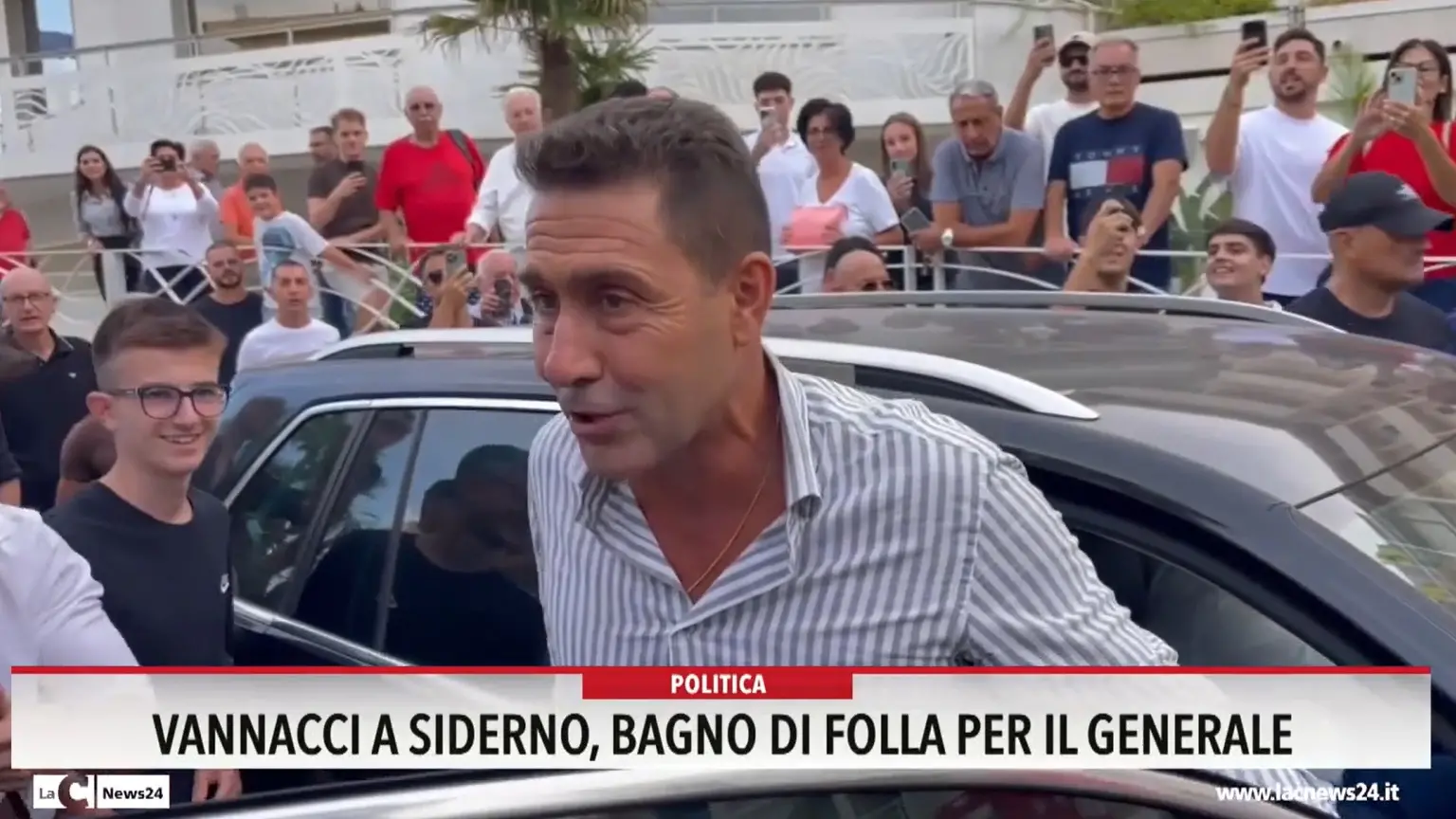 Vannacci a Siderno, bagno di folla per il generale