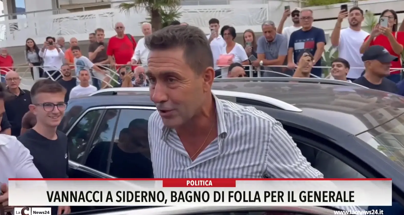 Vannacci a Siderno, bagno di folla per il generale