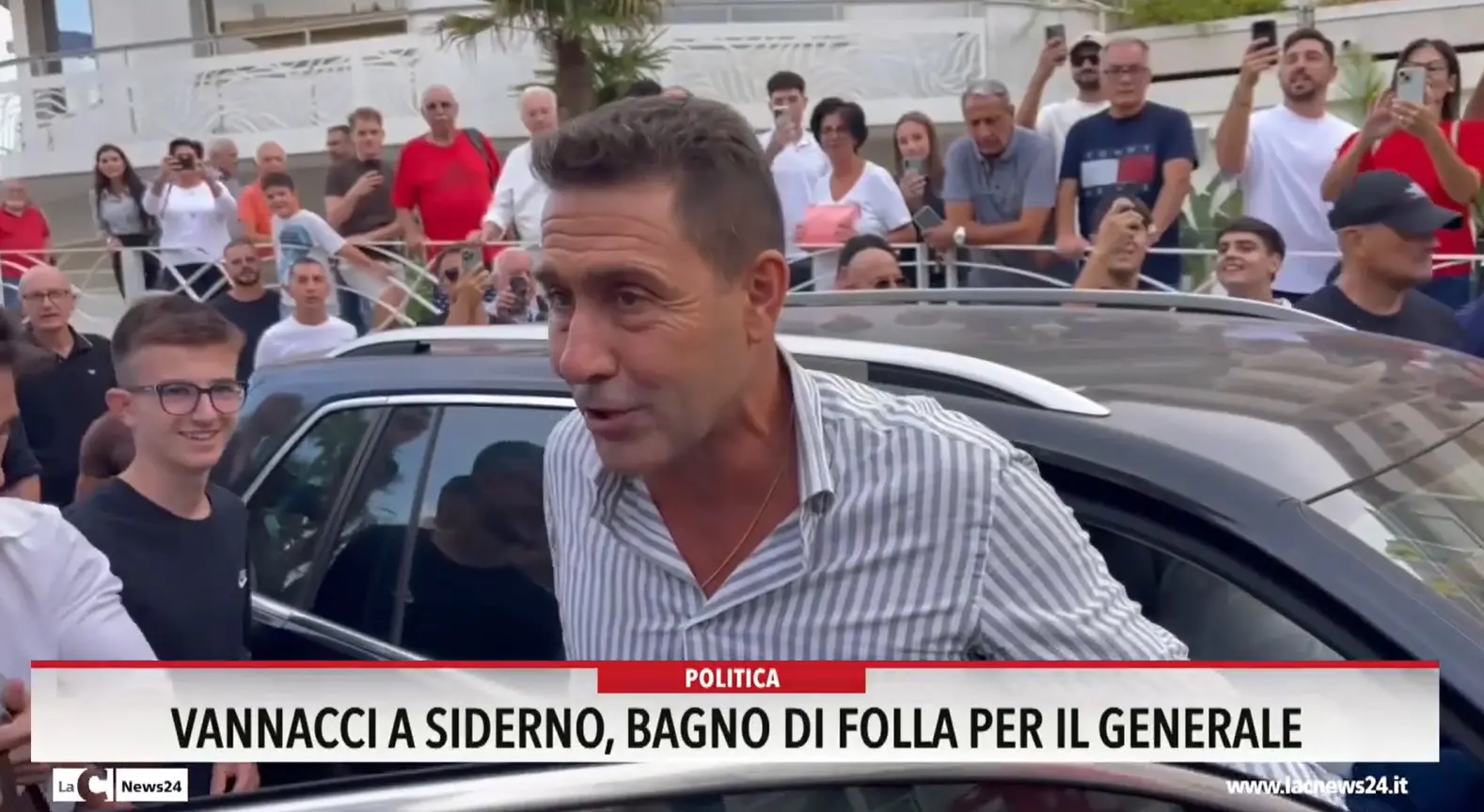 Vannacci a Siderno, bagno di folla per il generale