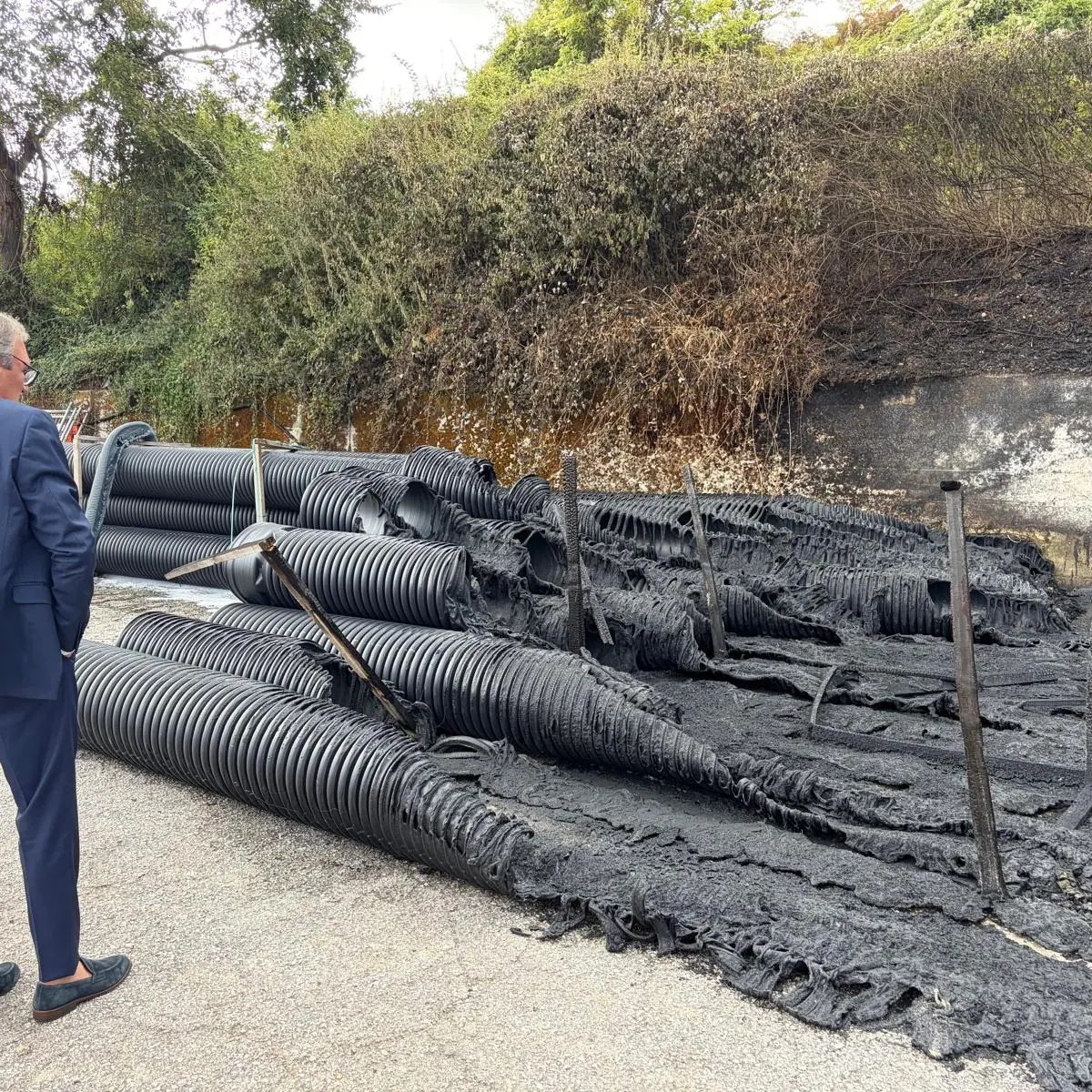 Incendio nel cantiere di via degli Artigiani, il sindaco di Vibo: «È un vile attentato contro la città. I criminali non vinceranno»\n
