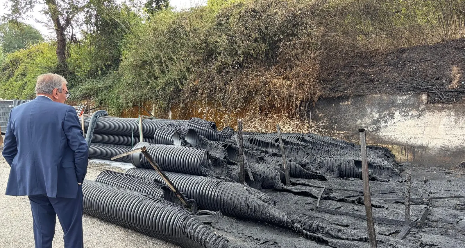 <p>Incendio nel cantiere di via degli Artigiani, il sindaco di Vibo: «<span style=\"color:hsl(0, 75%, 60%);\">V</span><span style=\"color:hsl(0,75%,60%);\">ile attentato contro la città</span>. I criminali non vinceranno»</p>