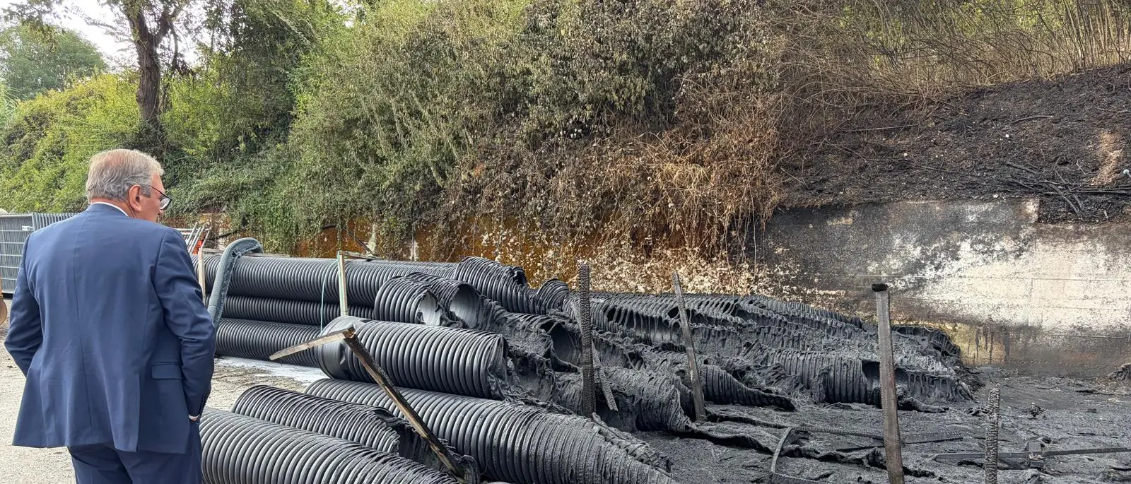 Incendio nel cantiere di via degli Artigiani, il sindaco di Vibo: «È un vile attentato contro la città. I criminali non vinceranno»\n