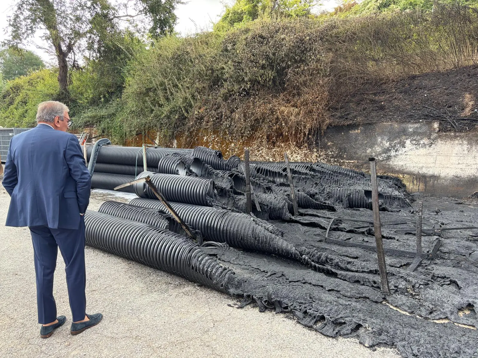 Incendio nel cantiere di via degli Artigiani, il sindaco di Vibo: «È un vile attentato contro la città. I criminali non vinceranno»