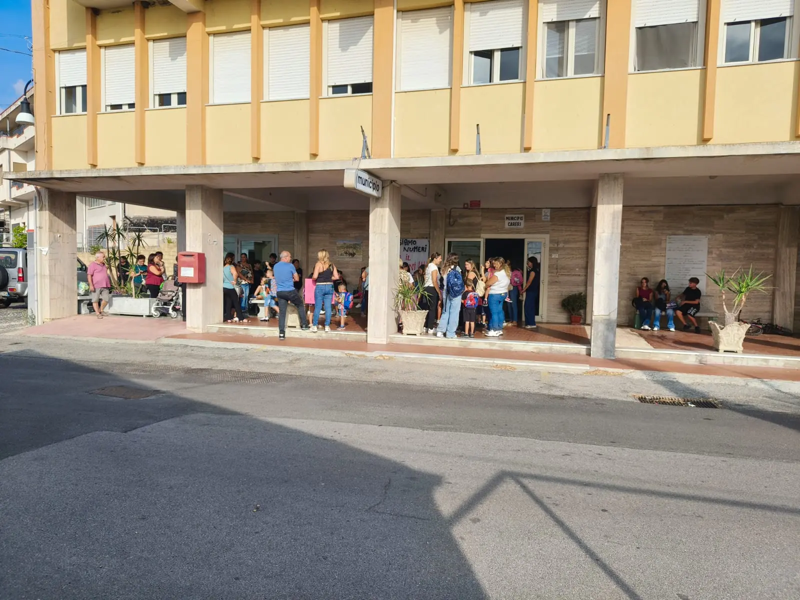Scuola media chiusa a Careri, scatta la protesta dei genitori: «Un sopruso formale, pronti al blocco»\n