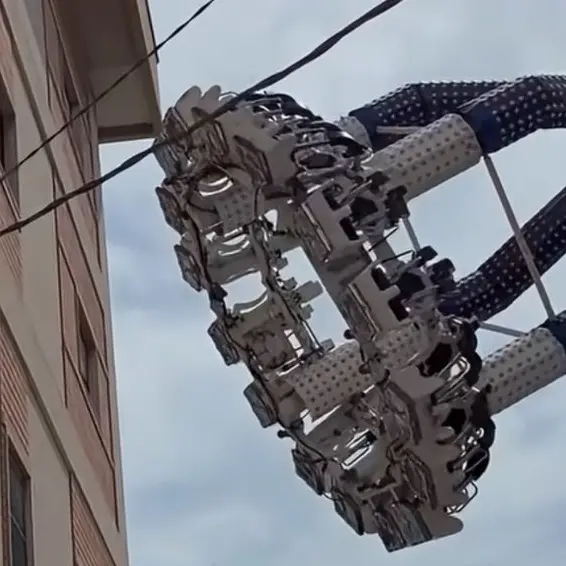 Giostra vicino ai palazzi a Reggio, in corso un sopralluogo\n