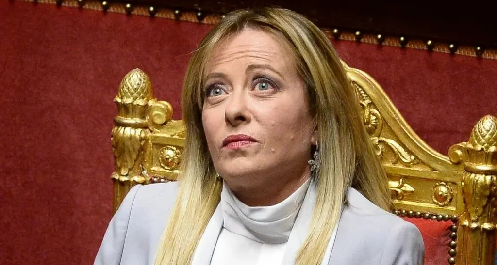 L’ammissione di Giorgia Meloni: «Non ho saputo raccontare i risultati del governo». L’opposizione mediatica: «Con tutta quella tv?»\n