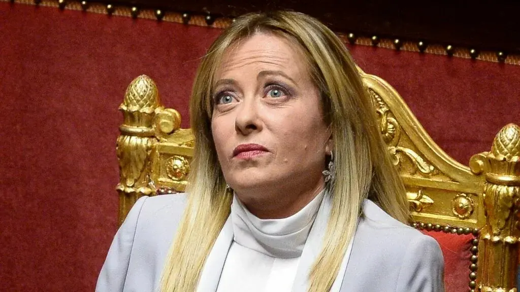 L’ammissione di Giorgia Meloni: «Non ho saputo raccontare i risultati del governo». L’opposizione mediatica: «Con tutta quella tv?»\n