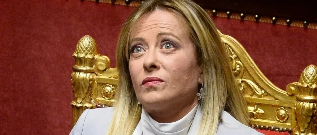 L’ammissione di Giorgia Meloni: «Non ho saputo raccontare i risultati del governo». L’opposizione mediatica: «Con tutta quella tv?»\n