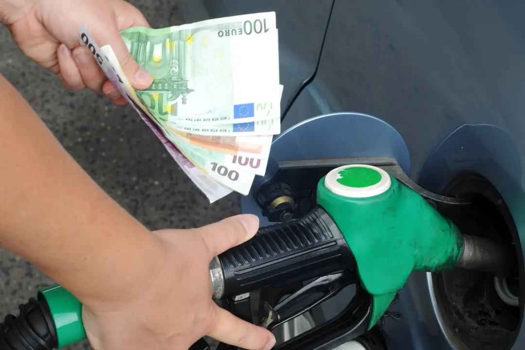 Benzina e gasolio senza freni: Brent vola a 109 dollari, incubo 2,38 euro al litro senza taglio delle accise\n