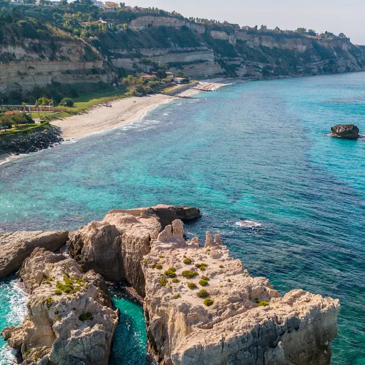 Ricadi, al via l’intervento da 1,25 milioni per difendere la Baia di Riaci dal rischio idrogeologico: partono indagini e studi geologici\n