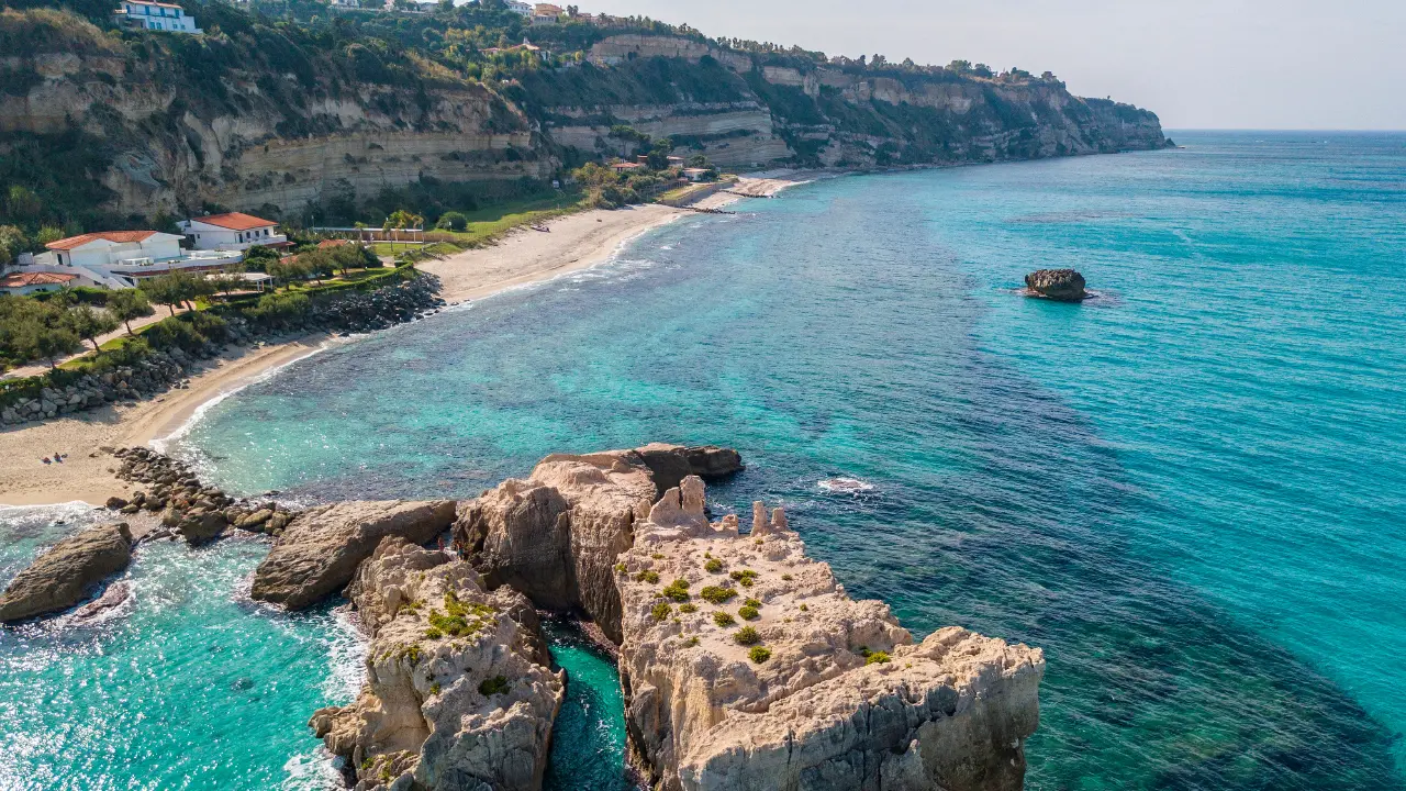 Ricadi, al via l’intervento da 1,25 milioni per difendere la Baia di Riaci dal rischio idrogeologico: partono indagini e studi geologici\n