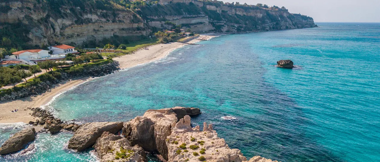 Ricadi, al via l’intervento da 1,25 milioni per difendere la Baia di Riaci dal rischio idrogeologico: partono indagini e studi geologici\n
