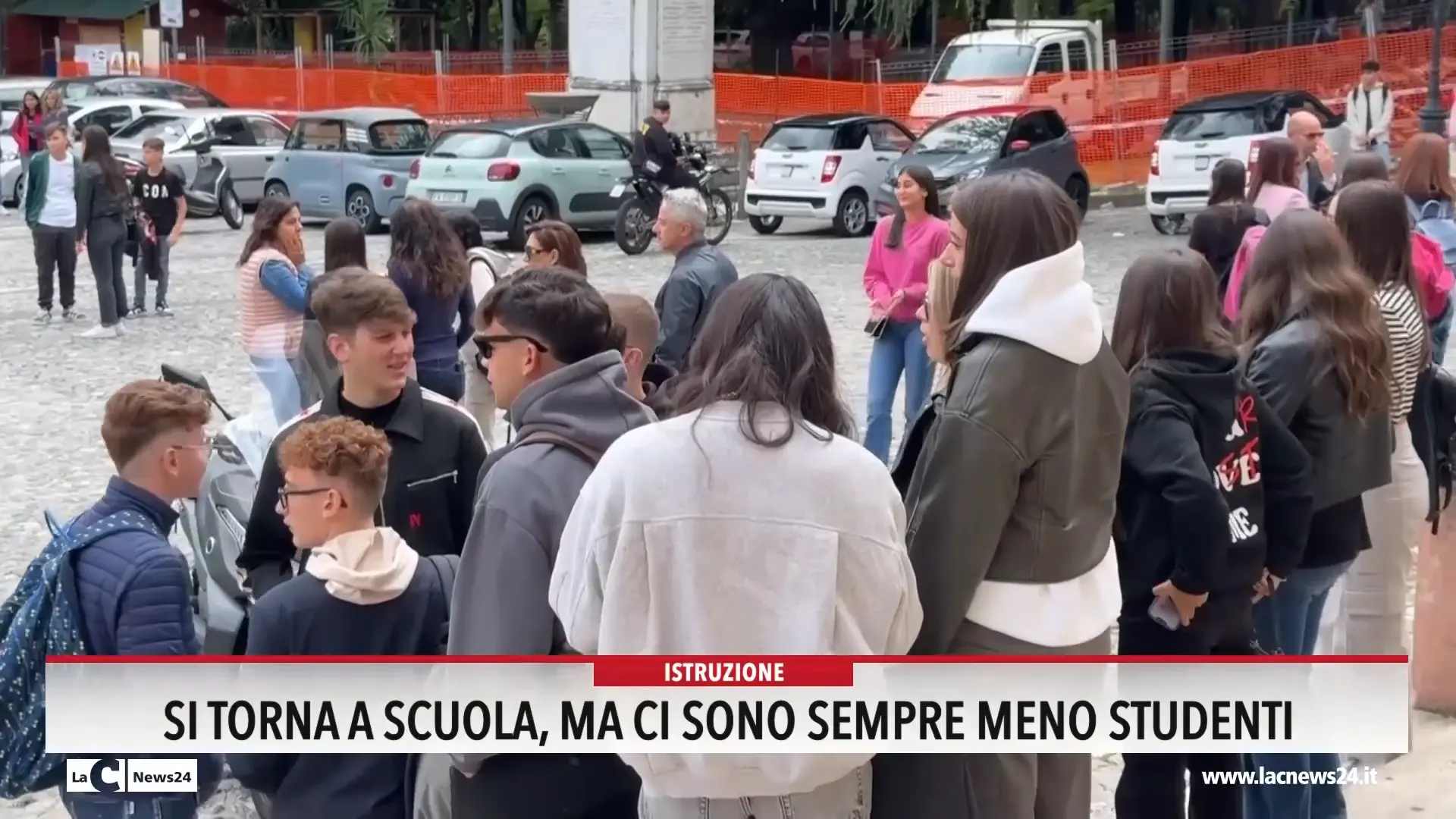 Si torna a scuola, ma ci sono meno studenti