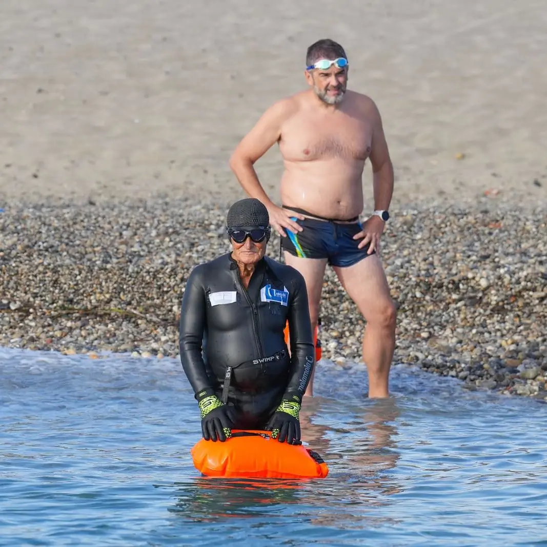 <p>A 90 anni attraversa a nuoto lo Stretto di Messina: l’impresa storica di Sabino Giuliano</p>