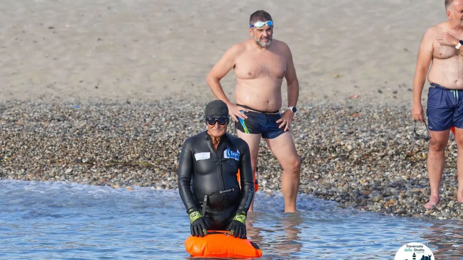 A 90 anni attraversa a nuoto lo Stretto di Messina: l’impresa di Sabino Giuliano\n