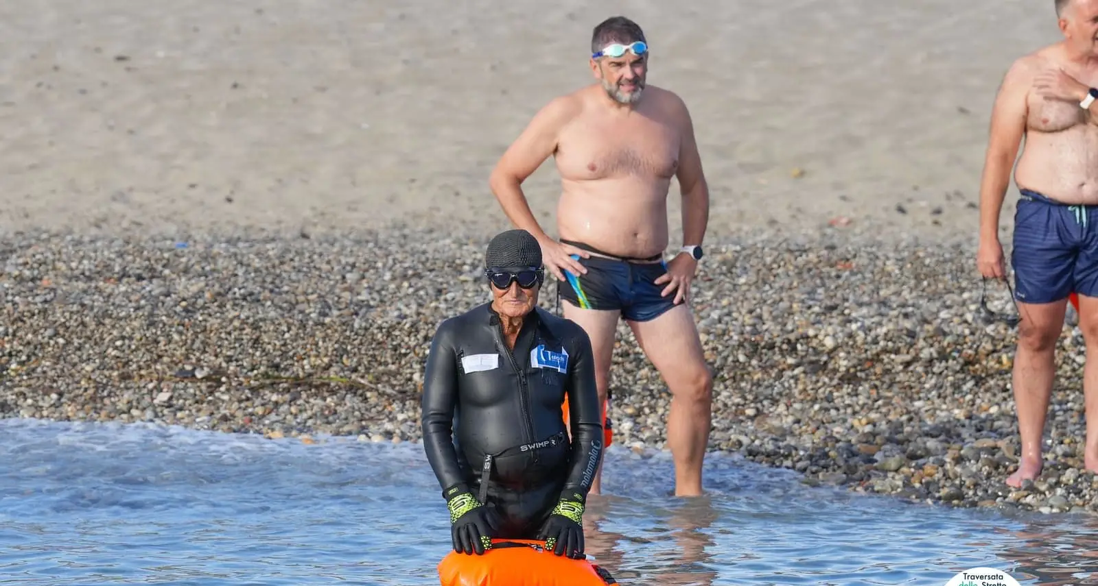 A 90 anni attraversa a nuoto lo Stretto di Messina: l’impresa di Sabino Giuliano\n
