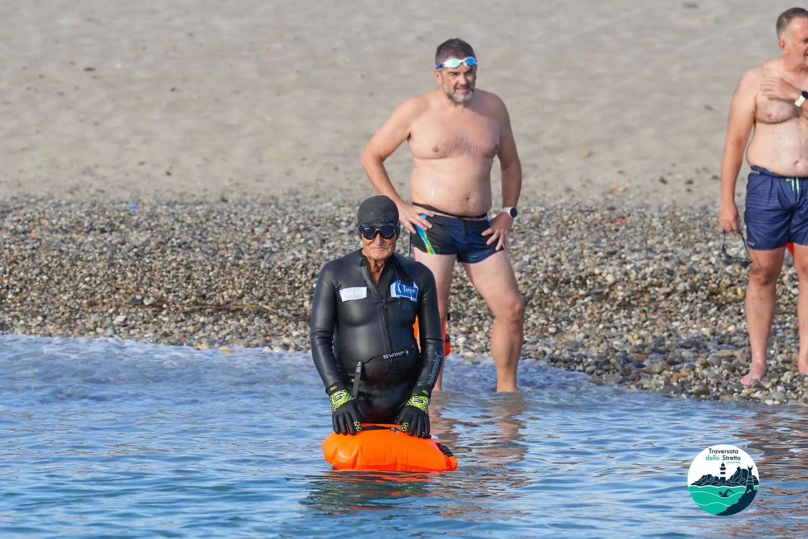 A 90 anni attraversa a nuoto lo Stretto di Messina: l’impresa di Sabino Giuliano\n