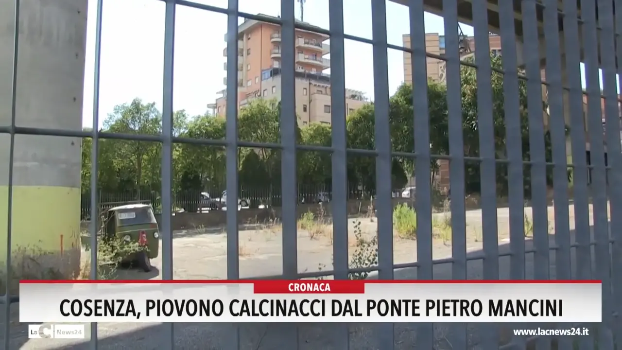 Cosenza, piovono calcinacci dal ponte Pietro Mancini