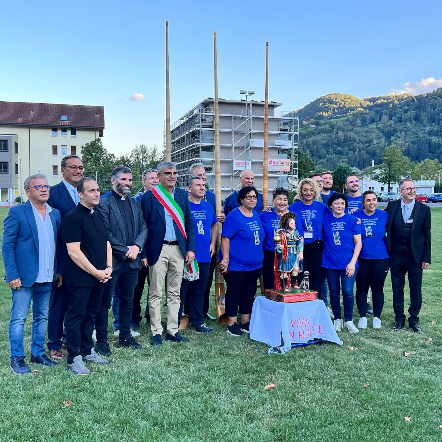 Festa di San Rocco in Svizzera: tra devozione e sapori di Calabria, inaugurata la nuova statua del santo a Flums\n