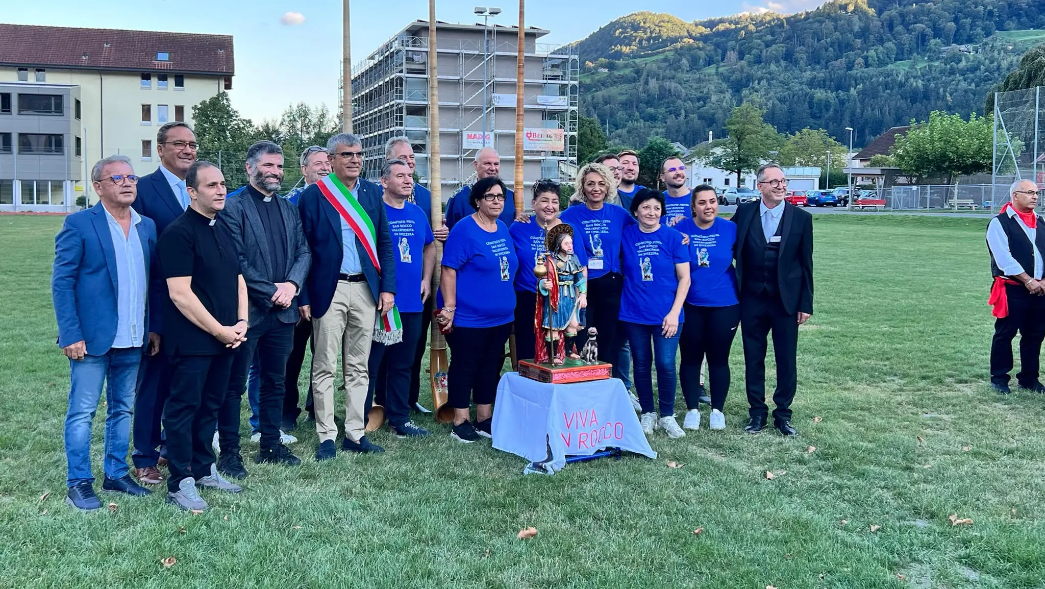 Festa di San Rocco in Svizzera: tra devozione e sapori di Calabria, inaugurata la nuova statua del santo a Flums\n