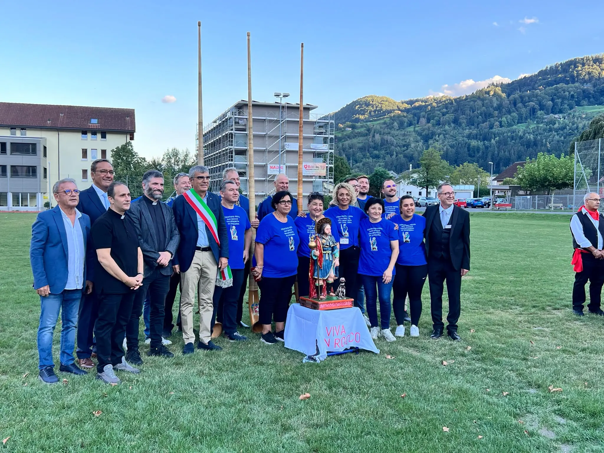 Festa di San Rocco in Svizzera: tra devozione e sapori di Calabria, inaugurata la nuova statua del santo a Flums\n