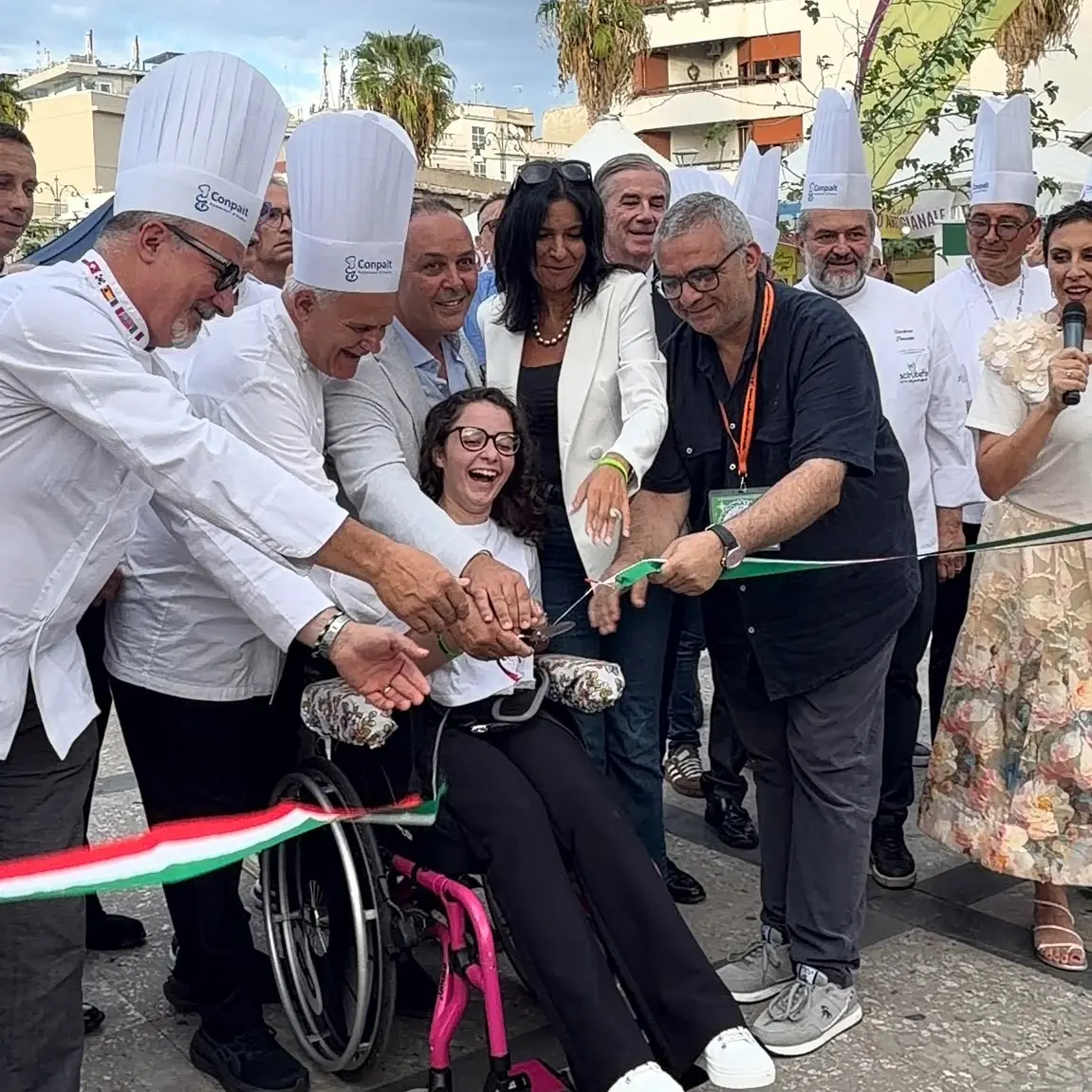 Scirubetta, Chiara protagonista del taglio del nastro: sul Lungomare di Reggio solidarietà e centinaia di abbracci per lei e Natale\n
