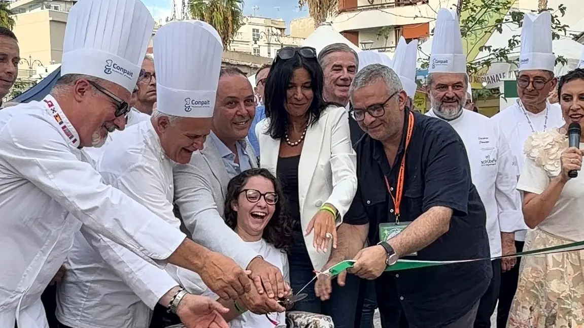 Scirubetta, Chiara protagonista del taglio del nastro: sul Lungomare di Reggio solidarietà e centinaia di abbracci per lei e Natale\n
