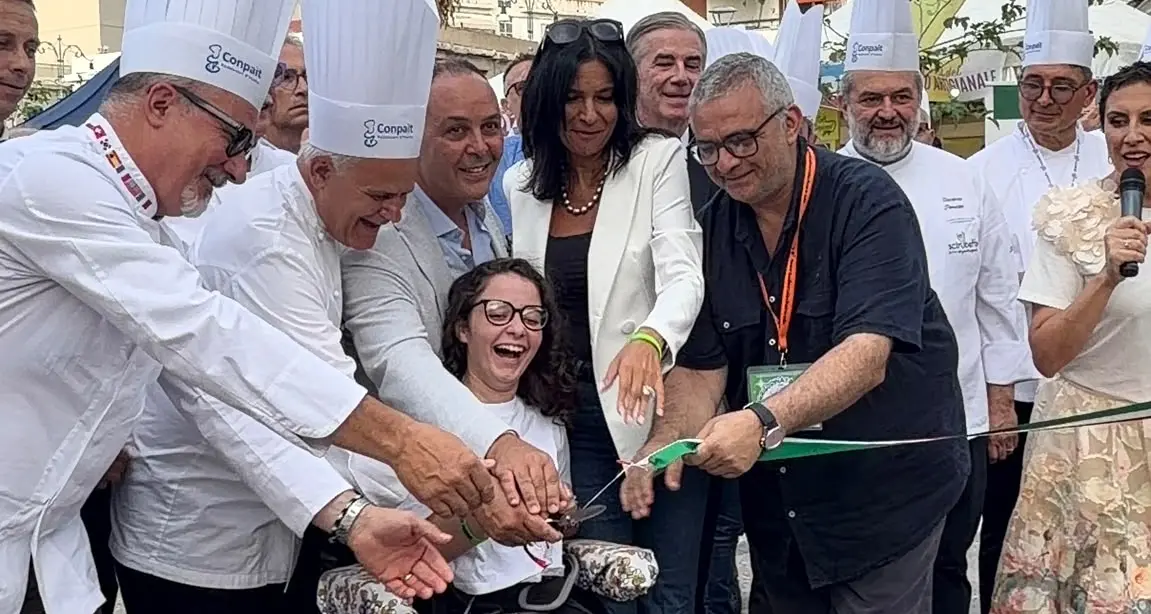 Scirubetta, Chiara protagonista del taglio del nastro: sul Lungomare di Reggio solidarietà e centinaia di abbracci per lei e Natale\n