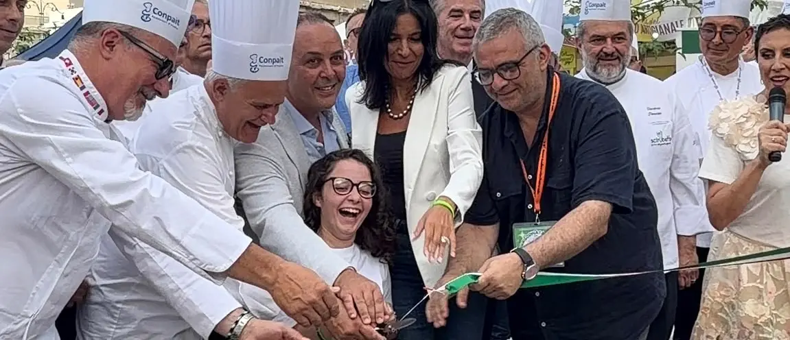 Scirubetta, Chiara protagonista del taglio del nastro: sul Lungomare di Reggio solidarietà e centinaia di abbracci per lei e Natale\n