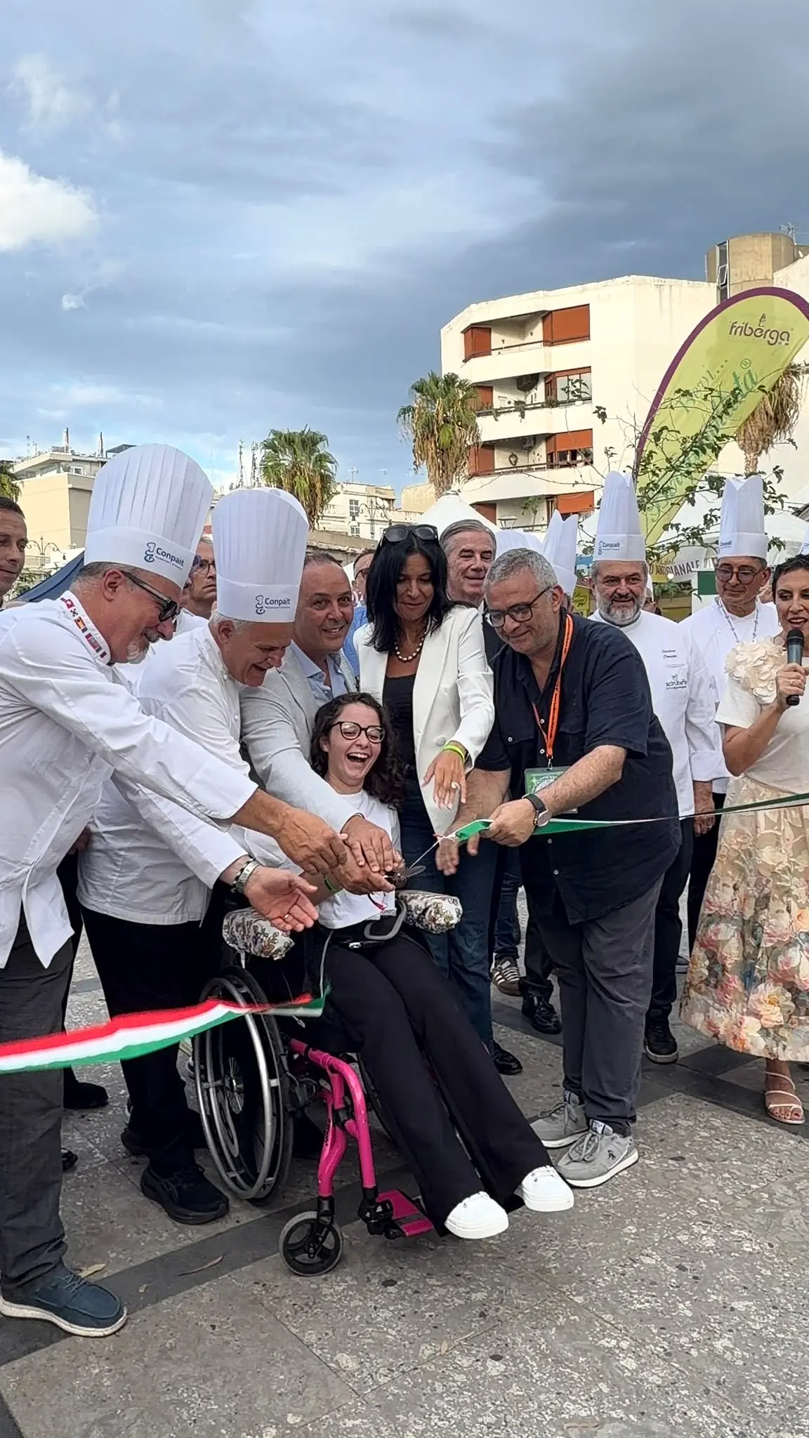Scirubetta, Chiara protagonista del taglio del nastro: sul Lungomare di Reggio solidarietà e centinaia di abbracci per lei e Natale\n