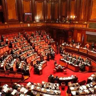 <p>Legge elettorale, via libera del Senato: ora il testo torna alla Camera. Le opposizioni protestano in Aula</p>