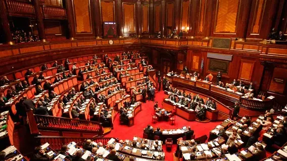 <p><span style=\"color:hsl(0, 75%, 60%);\">Legge elettorale</span>, via libera del Senato: ora il testo torna alla Camera. Le opposizioni protestano in Aula</p>