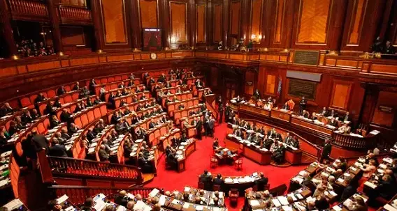 Legge elettorale, via libera del Senato: ora il testo torna alla Camera. Le opposizioni protestano in Aula\n
