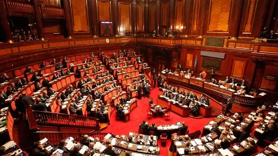 Legge elettorale, via libera del Senato: ora il testo torna alla Camera. Le opposizioni protestano in Aula\n