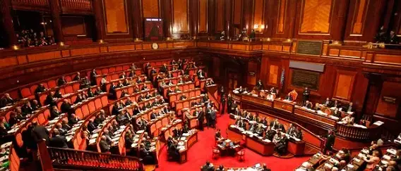 Legge elettorale, via libera del Senato: ora il testo torna alla Camera. Le opposizioni protestano in Aula\n
