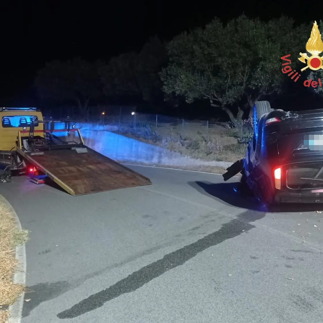 Stalettì, auto si ribalta sulla Sp 122: ferito il conducente\n