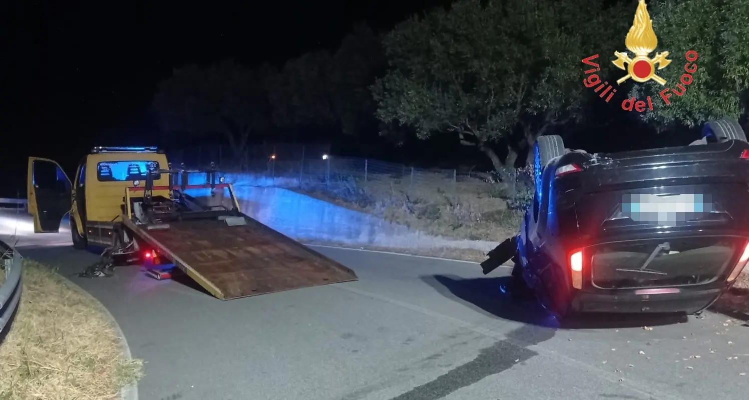 Stalettì, auto si ribalta sulla Sp 122: ferito il conducente\n
