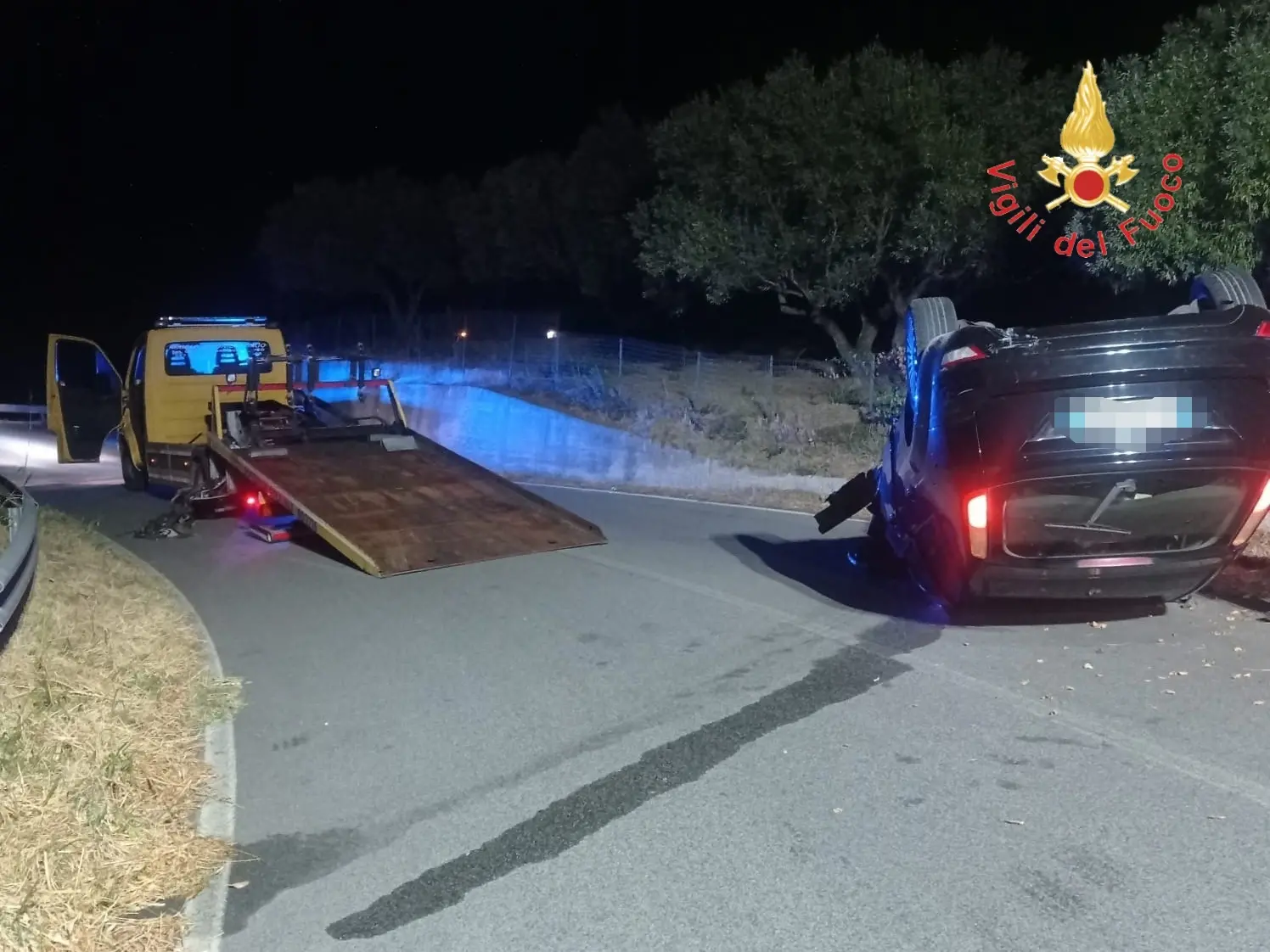 Stalettì, auto si ribalta sulla Sp 122: ferito il conducente\n